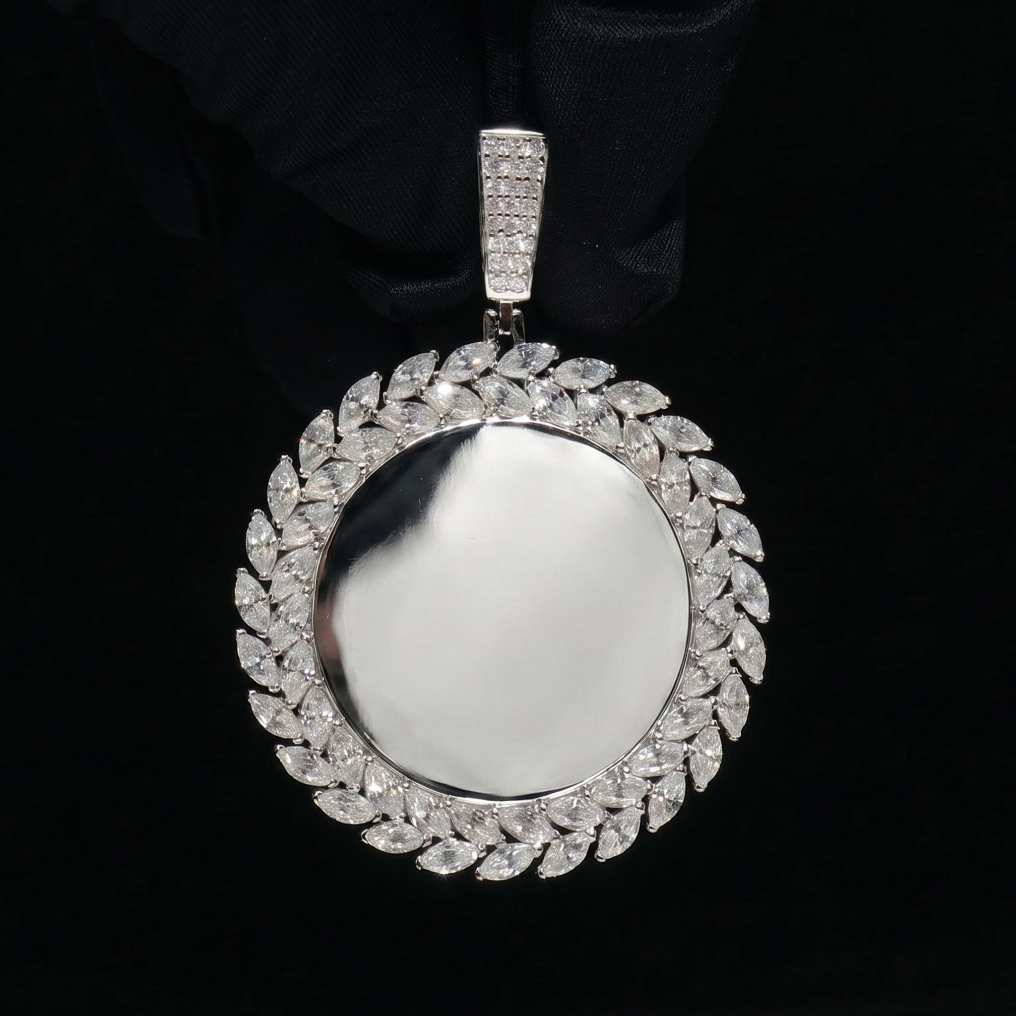 Round Classic picture pendant style